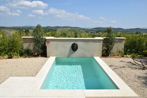 Een buitenzwembad, een verwarmd zwembad