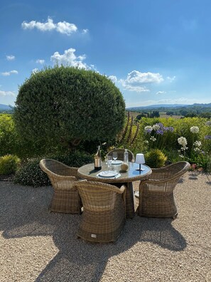 تناول الطعام بالخارج