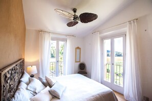 4 habitaciones, tabla de planchar con plancha y cuna de viaje