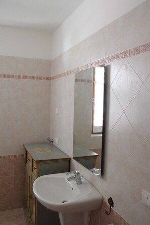 SĂšche-cheveux, serviettes fournies, savon, shampoing