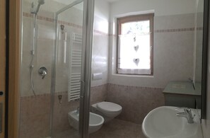 Hårføner, håndklær, såpe og sjampo