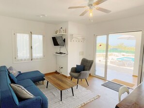 Smart TV, DVD player, books - 3 Bedroom Villa, private pool,  stunning Sea Views 5 mins from beach. WIFI & AC (Arenal D'en Castell)