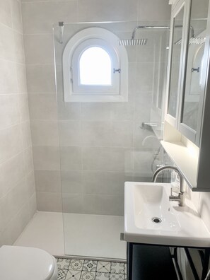Ensemble douche/baignoire, sèche-cheveux, bidet, serviettes fournies