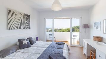 3 bedrooms, in-room safe, iron/ironing board, travel cot