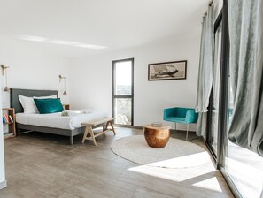 5 habitaciones, tabla de planchar con plancha y cuna de viaje