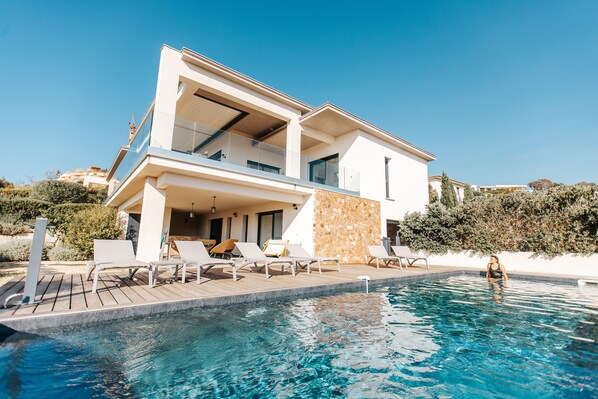 Una piscina al aire libre, una piscina climatizada