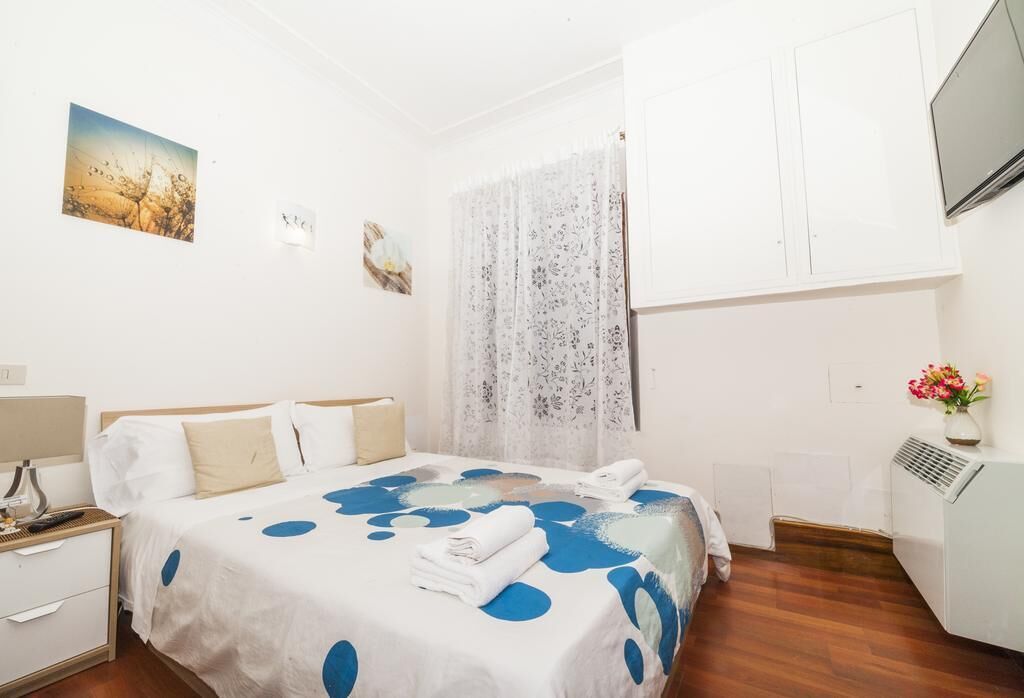 Diana mini-apartment, located in Rome, 1.3 km from Piazza Barberini, 1.7da Vlla.