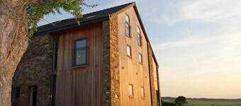 Amplia y confortable casa de campo con un jardín y una muy buena vista. 