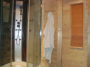 Badekar, hårføner og toalettpapir