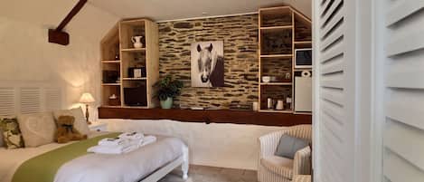 1 habitación, tabla de planchar con plancha, wifi gratis y ropa de cama