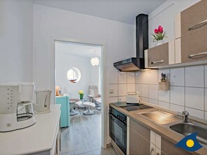 Réfrigérateur, un four, cafetière-théière, bouilloire électrique