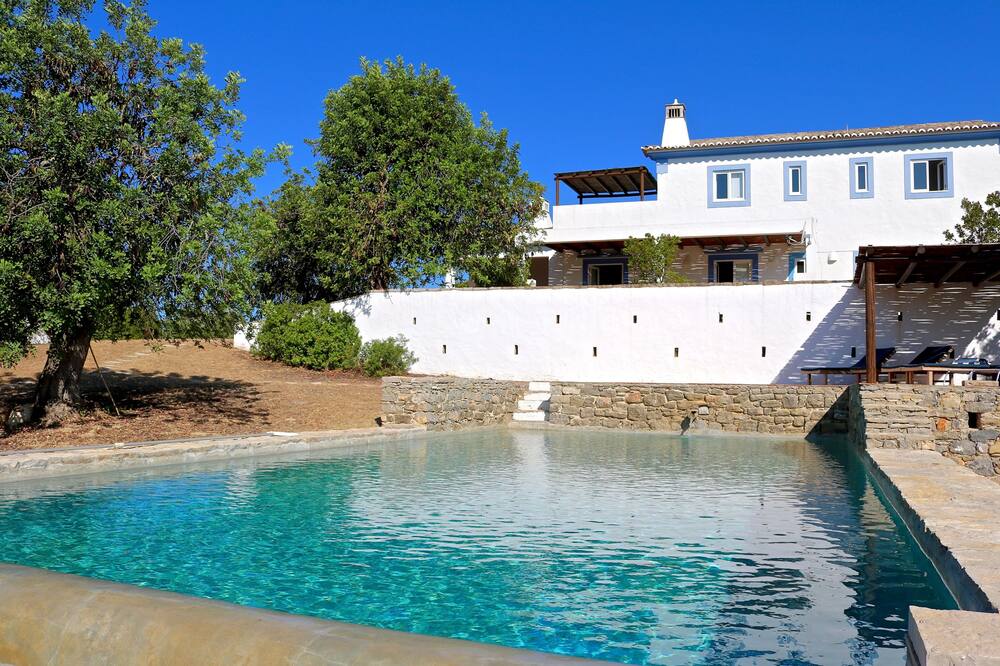 Luxurious Rural Farmhouse with an Infinity Pool , stunning views and location