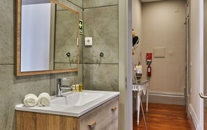 Dusche, Haartrockner, Bidet, Handtücher