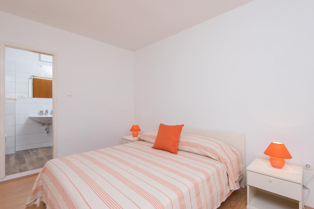Comfort Double Room | Soundproofing, WiFi (free), bed sheets