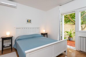 Classic-Doppelzimmer, Terrasse | Schallisolierte Zimmer, kostenloses WLAN, Bettwäsche