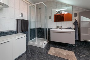 Superior Apartment | Bathroom shower - City B&B (Orebic)