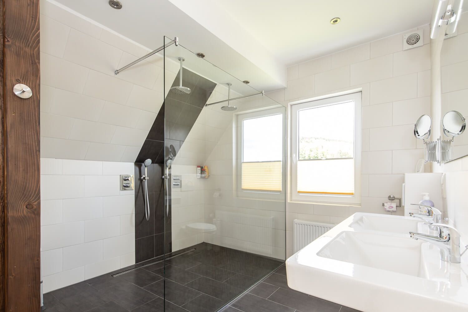 Badewanne, Haartrockner, Handtücher, Seife