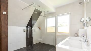 Badewanne, Haartrockner, Handtücher, Seife