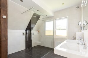 Badewanne, Haartrockner, Handtücher, Seife