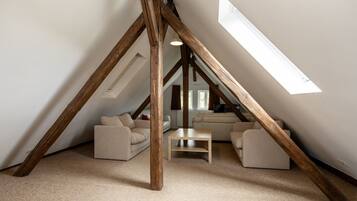 Smart-TV, Videospiele, DVD-Player, Tischfußball