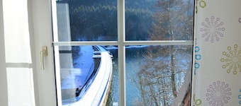 House Lütsche - right on the lake in the Thuringian Forest