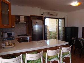 Fridge, microwave, oven, stovetop - Beautiful architect villa, sea views, WiFi (Torre Santa Sabina)
