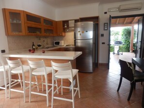 Fridge, microwave, oven, stovetop - Beautiful architect villa, sea views, WiFi (Torre Santa Sabina)