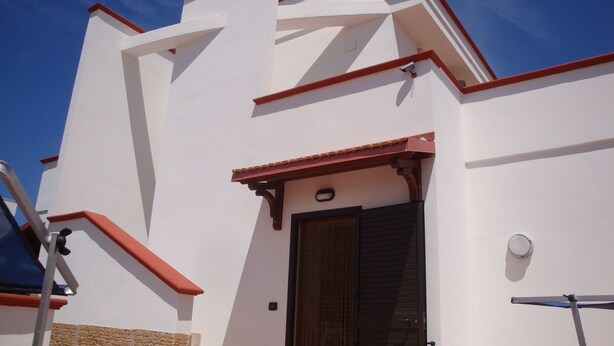 A white building with a red roof and a wooden door. - Beautiful architect villa, sea views, WiFi (Torre Santa Sabina)