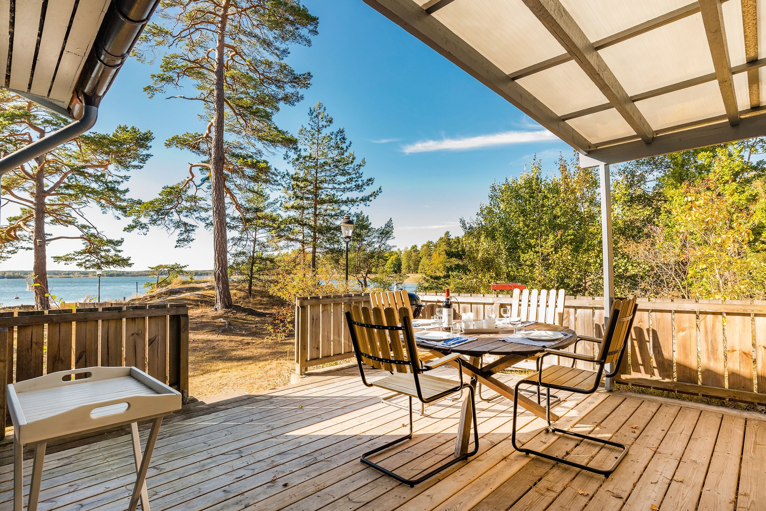 Die kleinere Terrasse mit Abendsonne und schönem Ausblick. 