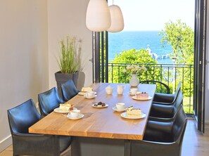 Dining - Waterview Cloud ***** (Sellin)