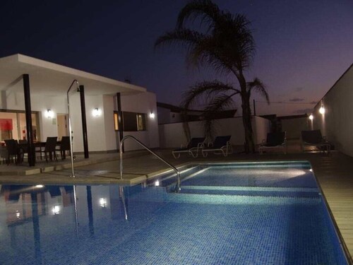 Modern equipment, large pool, air conditioning, 4 bicycles for free use - Casa José -