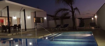 Modern equipment, large pool, air conditioning, 4 bicycles for free use - Casa José -