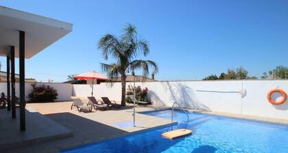 Moderni lomamökki, jossa on oma uima-allas, 4-5 hlölle, rauhallinen sijainti, WiFi, ilmastointi ja polkupyörät