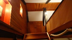 Un intérieur en bois avec un escalier en bois menant à un niveau supérieur.