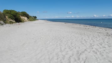 Vlak bij het strand, ligstoelen aan het strand