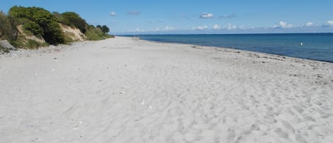 Una spiaggia nelle vicinanze, lettini da mare