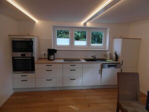 雪櫃、微波爐、焗爐、爐具