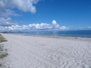 Perto da praia, espreguiçadeiras 