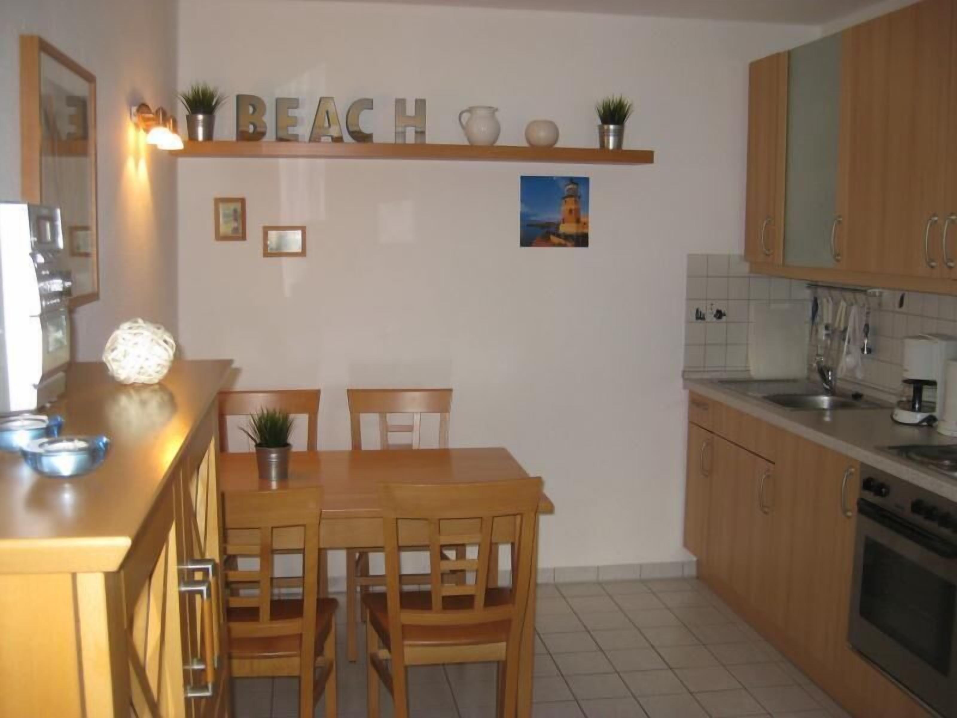 Kühlschrank, Ofen, Herdplatte, Wasserkocher mit Kaffee-/Teezubehör