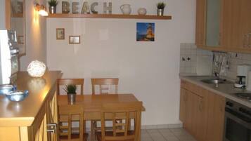 Kühlschrank, Ofen, Herdplatte, Wasserkocher mit Kaffee-/Teezubehör