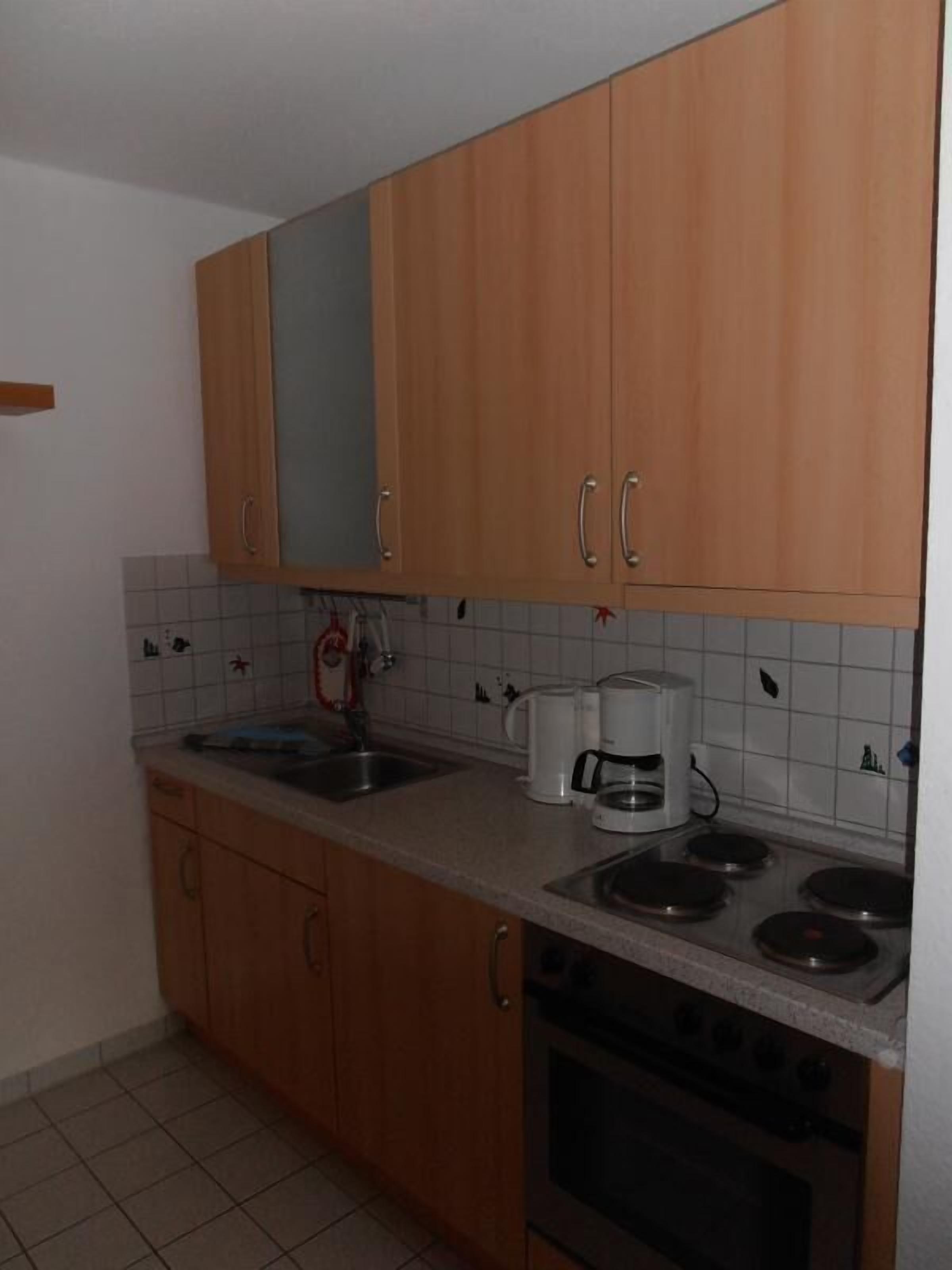 Kühlschrank, Ofen, Herdplatte, Wasserkocher mit Kaffee-/Teezubehör