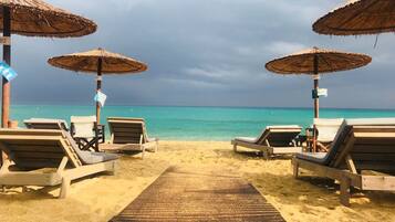 Vlak bij het strand, ligstoelen aan het strand, strandlakens