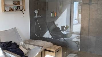 Douche, sèche-cheveux, serviettes fournies, savon