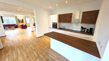 Een koelkast, een kookplaat, een koffiezetapparaat/waterkoker