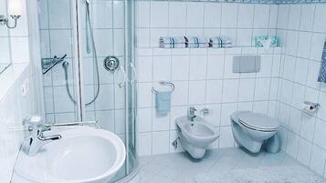 Badewanne, Haartrockner, Bidet, Handtücher