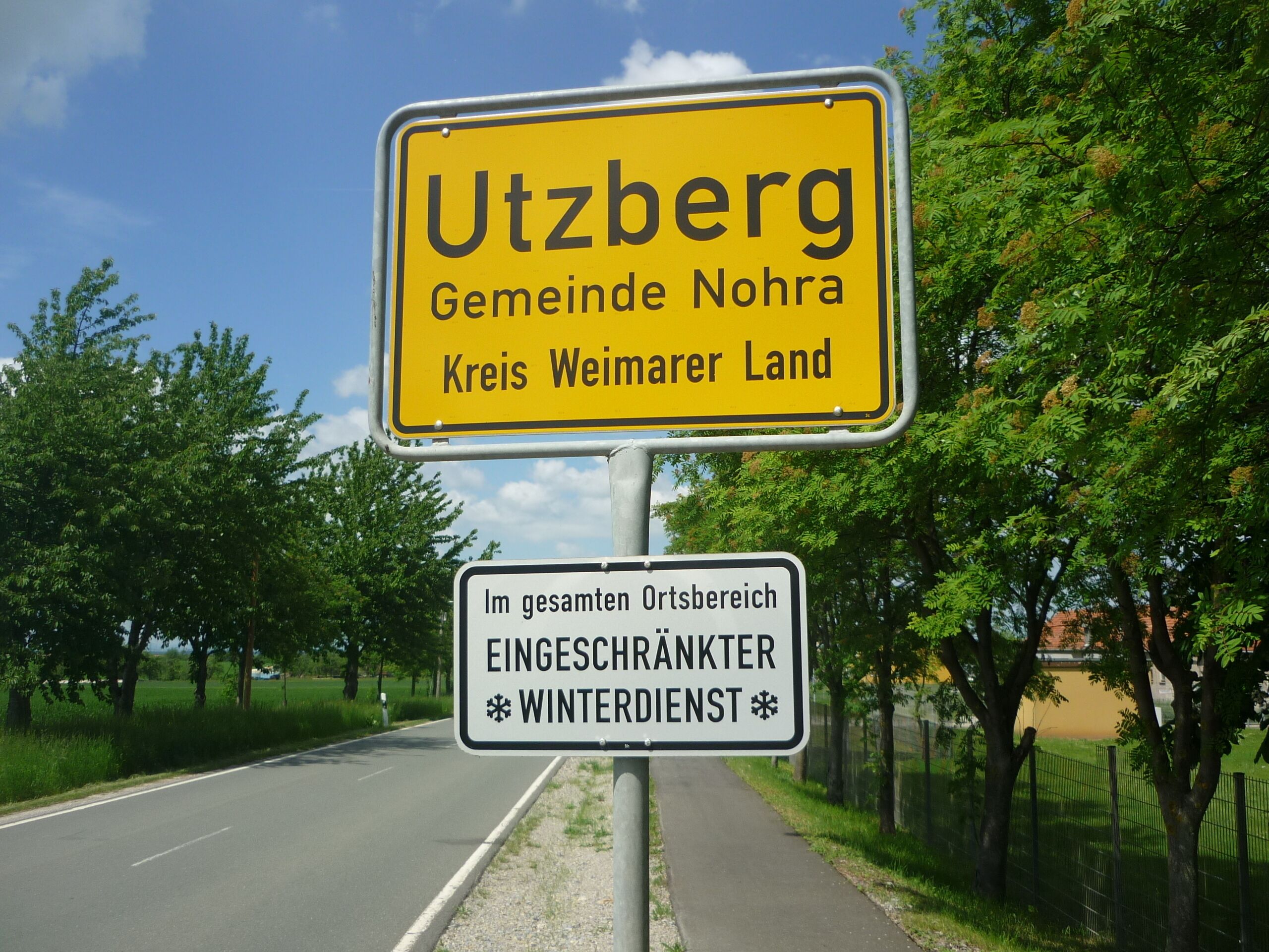Un panneau de signalisation indiquant le lieu-dit « Utzberg Gemeinde Nohra Kreis Weimarer Land » et fournissant des informations supplémentaires sur les services d’entretien hivernal.