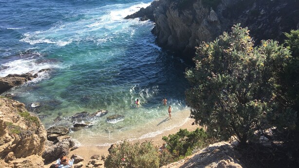 A coastal beach with rocky cliffs and clear blue waters. - Côte d'Azur villa with stunning sea views for rent on the Giens Peninsula (Hyères)