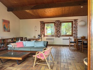 Una Smart TV, una chimenea, libros, un reproductor estéreo