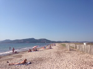 Ubicación cercana a la playa y tumbonas