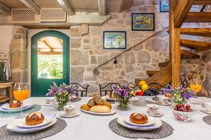 Dining - Holiday house DAJANA with mediterranean garden (Strilčići)